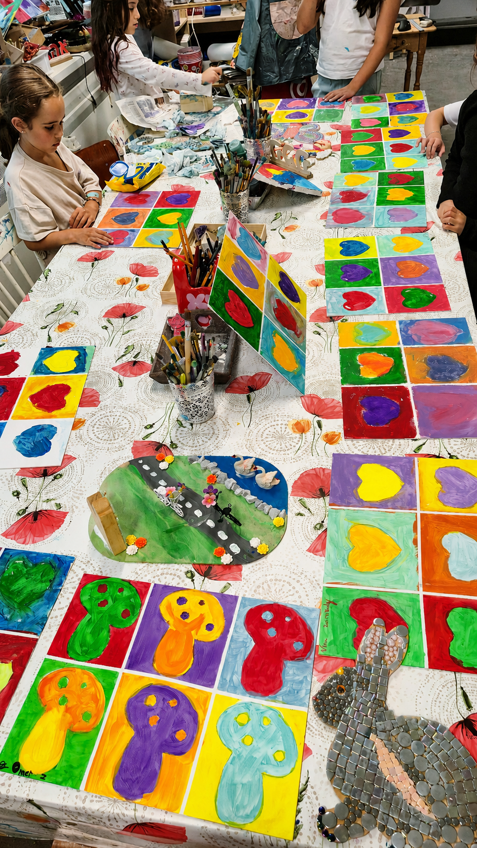 Kinderen maken pop-art kunstwerken bij Yaffa's Heart Studio in Amstelveen